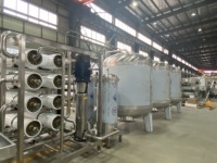 Ligne de production complète automatique 3 en 1 pour la fabrication, le lavage, le remplissage et le bouchage d'eau en PET, machine d'embouteillage d'eau minérale pure