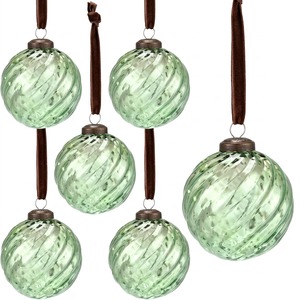 Boule de Noël suspendue en plastique moderne à rayures vertes et blanches avec ruban, GM DEHQANI and SONS - Product Image 1