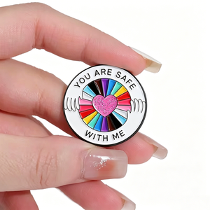 In Promozione: Distintivi Personalizzati in Metallo Smaltato Rotondi con Motivo Arcobaleno Stampato, con la Scritta 'YOU ARE SAFE WITH ME', Graziosi Distintivi in Metallo Smaltato per Regali - Product Image 1