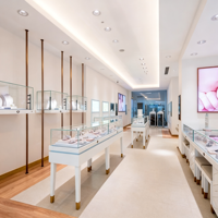 Comptoir de consultation de luxe pour bijouterie, unité d'exposition élégante blanc laiteux et bleu clair avec motif géométrique diamanté pour boutique haut de gamme