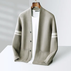 <span class=keywords><strong>Cardigan</strong></span> in Cashmere Lavorato a Maglia per <span class=keywords><strong>Uomo</strong></span>, Personalizzabile con Logo, Scollo a V, Slim Fit, con <span class=keywords><strong>Bottoni</strong></span> - Product Image 3