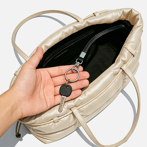 Sac fourre-tout matelassé brillant et rembourré, avec logo personnalisé, détails en cordon de serrage <span class=keywords><strong>beige</strong></span>, poignées en <span class=keywords><strong>cuir</strong></span>, sac à main décontracté et matelassé pour le quotidien - Product Image 4