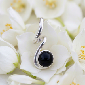 Pendentif solitaire en argent 925 avec onyx noir, serti minimaliste, unisexe, pour tous les jours, pendentif en pierre noire - Product Image 1