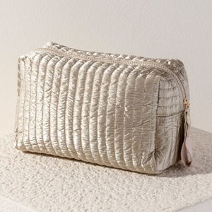 Bolsa de maquillaje metálica dorada de 10 pulgadas, bolsa de almacenamiento de cosméticos acolchada portátil grande, bolsa de cremallera cosmética impermeable para mujer - Product Image 1