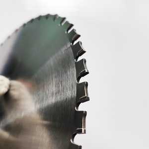 Lame de <span class=keywords><strong>scie</strong></span> <span class=keywords><strong>circulaire</strong></span> à pointe en carbure de tungstène de qualité industrielle TCT pour la découpe de tôles de fer, de barres d'armature, de tuiles en acier coloré - Product Image 4