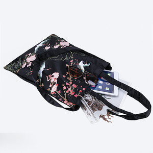 Sac à bandoulière en toile noire personnalisable avec fermeture éclair, sac fourre-tout écologique réutilisable pour un usage quotidien - Product Image 3