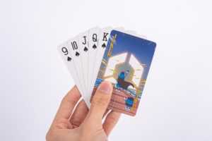 ไพ่โป๊กเกอร์แบบพกพาพิมพ์โลโก้ได้ตามต้องการไพ่โป๊กเกอร์ภาษาอังกฤษมีสตินานเป็นมิตรกับสิ่งแวดล้อมสำหรับความบันเทิงในบ้านบนพื้นผิวมันวาว - Product Image 4