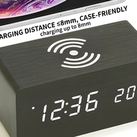 Réveil numérique électronique moderne en bois avec chargeur sans fil, affichage LED de la température et calendriers pour chambre et bureau (OEM)