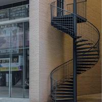 Escalier en colimaçon extérieur avec finition métallique anti-corrosion et marches circulaires renforcées pour propriétés commerciales