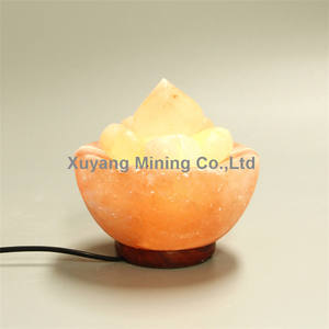 Lampada di Sale con Cornucopia Intagliata a Fiori e Base in Legno per Decorazione Casa - Product Image 5