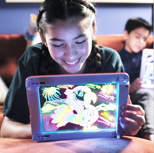 Almohadilla mágica de plástico con luz 3D 2025 con cepillo para bolígrafo, portapapeles para niños, tablero de arte creativo de escritura LED educativo - Product Image 2