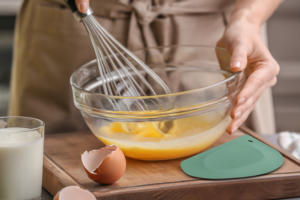 Fabriqué en Italie, la spatule en silicone de la marque Good Idea est réutilisable, écologique, légère, pratique et facile à nettoyer pour la cuisine à domicile. - Product Image 2