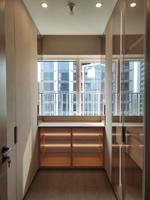 Armoire sur mesure élégante avec portes coulissantes et éclairage LED intégré, idéale pour une chambre à coucher