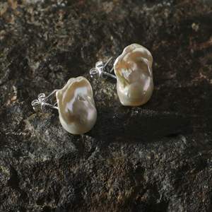 أقراط لؤلؤ باروكي كبيرة طبيعية من المياه العذبة، تصميم أنيق وفاخر - Product Image 4