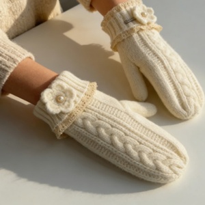 Mitaines en tricot crème mignonnes avec dentelle et décor floral, gants chauds d'hiver pour femmes, tricot torsadé confortable pour usage quotidien en extérieur - Product Image 1