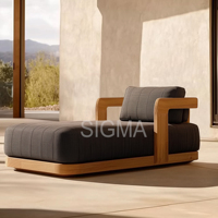 Fauteuil moderne en teck avec cadre courbé et coussin gris pour terrasse extérieure