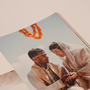 พิมพ์นิตยสารงานแต่งงานปกแข็งคุณภาพสูง พร้อมเคลือบฟิล์มและปั๊มนูน/ปั๊มจม - Product Image 1