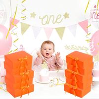 Boîte cadeau fermée en ruban satiné orange, fabriquée avec des matériaux recyclés écologiques, avec poignée, gaufrage, laminage mat, doublure en éponge, estampage