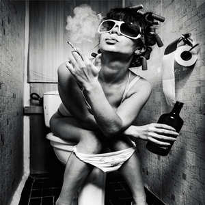 ภาพพิมพ์บนผ้าใบ ภาพวาดผู้หญิงสีดำขาว สไตล์เซ็กซี่ สำหรับตกแต่งผับ บาร์ ห้องน้ำ ภาพสร้างสรรค์สำหรับตกแต่งผนัง - Product Image 4