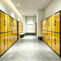 Casiers métalliques à 4 portes adaptés aux écoles, aux dortoirs et aux gymnases (modèles à 6, 9, 12 et 15 portes également disponibles).
