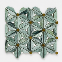 Mosaïque de marbre vert personnalisée, motif floral blanc en pierre découpée au jet d'eau pour murs et sols