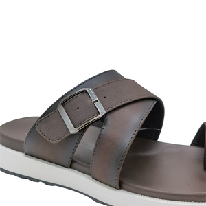 Vente en gros Tongs décontractées d'été avec logo personnalisé pour la plage Tongs plates en cuir PU Pantoufles arabes Sandales en cuir pour hommes d'intérieur et d'extérieur - Product Image 5