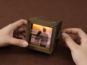 Boîte d'animation <span class=keywords><strong>photo</strong></span> Flipbook, <span class=keywords><strong>Livre</strong></span> <span class=keywords><strong>photo</strong></span> en bois personnalisé avec lumière, Boîte <span class=keywords><strong>photo</strong></span> à manivelle personnalisée, Cadeaux créatifs pour anniversaire - Product Image 2