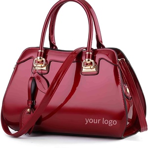 Nouveau sac fourre-tout tendance à grande capacité avec deux poignées, fermeture ouverte, en cuir brillant imperméable, broderie logo personnalisé pour femmes - Product Image 3