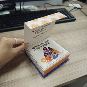 Tarjetas de Afirmaciones Diarias para Mujeres, Tarjetas con Citas Motivacionales Premium con Soporte de Escritorio en Caja de Regalo Magnética de Lujo - Product Image 4