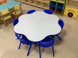 Table d'étude scolaire carrée moderne et colorée pour enfants, hauteur réglable, mobilier pour crèche et maternelle - Product Image 3