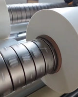 Machine à refendre et à rembobiner les rouleaux de papier auto-adhésif