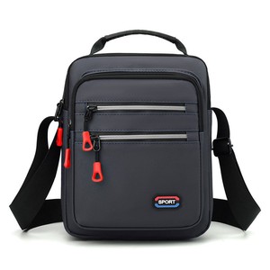 Sac messager sport OEM, petit sac bandoulière en Oxford imperméable avec fermeture éclair, poignées rouges et poches avant pour usage quotidien - Product Image 4