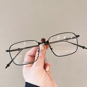 Lunettes rétro carrées à monture dorée pour femmes, monture moyenne, verres en acrylique, protection anti-lumière bleue, lunettes optiques. - Product Image 5