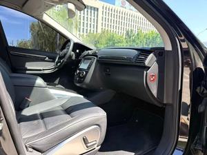 <span class=keywords><strong>Mercedes</strong></span>-Benz Clase R 2017 R320 4MATIC 3.0T Usado, Edición Business Collector, <span class=keywords><strong>Furgoneta</strong></span> de 7 Plazas, Caja de Cambios Automática, Motor Turbo de Gasolina - Product Image 2