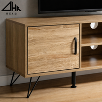 Meja TV Nordik Modern dengan Finishing Kayu Maple, Laci Penyimpanan Putih, dan Rak Terbuka untuk Hiburan di Ruang Tamu