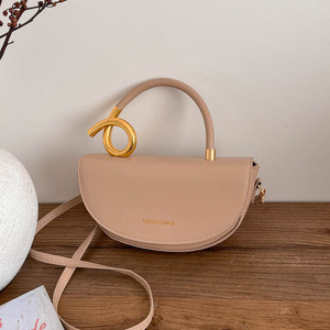 Bolso bandolera de cuero PU elegante y a la moda para mujer, venta al por mayor, bolso semicircular con forro de poliéster y decoración de cadena retro - Product Image 5