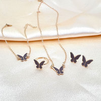 Juego de Joyería de 4 Piezas con Mariposa de la Suerte para Mujer, Dije Esmaltado en Blanco y Rosa, Pulsera, Gargantilla, Collar, Anillo y Aretes Bañados en Oro