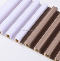 Panneaux muraux en plastique et bois, panneaux préfabriqués en WPC avec surface décorative en bois, épaisseur 24 mm, design moderne pour utilisation hôtelière