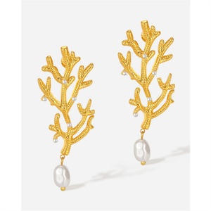 Boucles d'oreilles clous tendance vintage personnalisées en acier inoxydable plaqué or, hypoallergéniques, haut de gamme, avec perles de corail, pour femme, idéales pour un anniversaire - Product Image 6