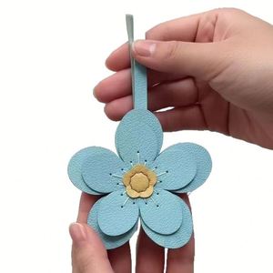 Hermosos dijes de cuero sintético con diseño de cereza para bolsos, accesorios de moda para mujer, dijes de lazo para carteras y llaveros, ideales para regalos. - Product Image 4