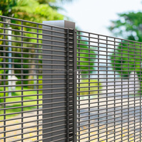 Clôture anti-escalade 358 en treillis métallique pour autoroute, offrant des propriétés antirouille et haute densité, utilisée dans les stations photovoltaïques et sur les routes.