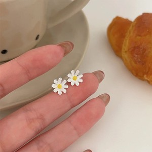 Tươi G23 Titan Hợp Kim Nội Bộ Chủ Đề Tai Stud Nhỏ giọt Dầu Daisy Lip Stud Thanh Lịch Wedding Piercing Đồ Trang Sức Cho Cả Hai Người Đàn Ông - Product Image 3