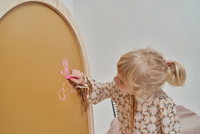 Tableau noir mural en bois encadré en forme d'arche, tableau magnétique Montessori pour les tout-petits