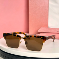 Lunettes de soleil carrées tendance noires à monture intégrale en acétate, verres dégradés, protection UV %, design unisexe pour activités de plein air
