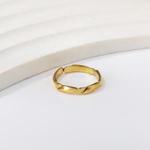 Anillo de Boda Minimalista de Acero Inoxidable Resistente al Deslustre y al Agua, Anillo de Oro de 18k para Mujer - Product Image 3