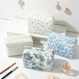 Nouvel Arrivage Trousse de Toilette de Voyage Portable Grande Capacité en Velours Côtelé à Motifs Floraux Frais pour Femme, Vente en Gros Usine - Product Image 1