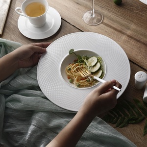 Vente en gros <span class=keywords><strong>de</strong></span> porcelaine royale ensemble <span class=keywords><strong>de</strong></span> dîner d'hôtel pour traiteur ensemble <span class=keywords><strong>de</strong></span> salle à manger assiettes <span class=keywords><strong>de</strong></span> dîner <span class=keywords><strong>de</strong></span> mariage ensembles d'<span class=keywords><strong>ustensiles</strong></span> <span class=keywords><strong>de</strong></span> <span class=keywords><strong>cuisine</strong></span> <span class=keywords><strong>vaisselle</strong></span> pour la maison - Product Image 3