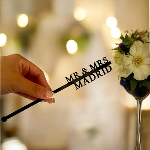 Agitatore per Bevande Personalizzato Mr & Mrs in Acrilico, Asta Nera Intrecciata con Nomi Personalizzati per Matrimoni, Fidanzamenti, Anniversari, Feste - Product Image 6