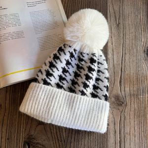 Vente en gros <span class=keywords><strong>pas</strong></span> <span class=keywords><strong>cher</strong></span> prix Pom Pom Beanie chapeaux casquette d'hiver sur mesure avec impression de haute qualité pour la scène de plage - Product Image 3