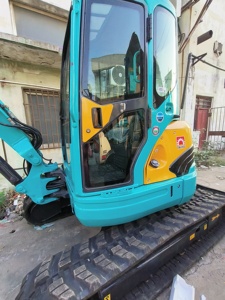 Excavatrice sur chenilles d'occasion Kobelco SK155LC de 15,5 tonnes, moteur Mitsubishi, pour travaux de terrassement routier municipal. - Product Image 2